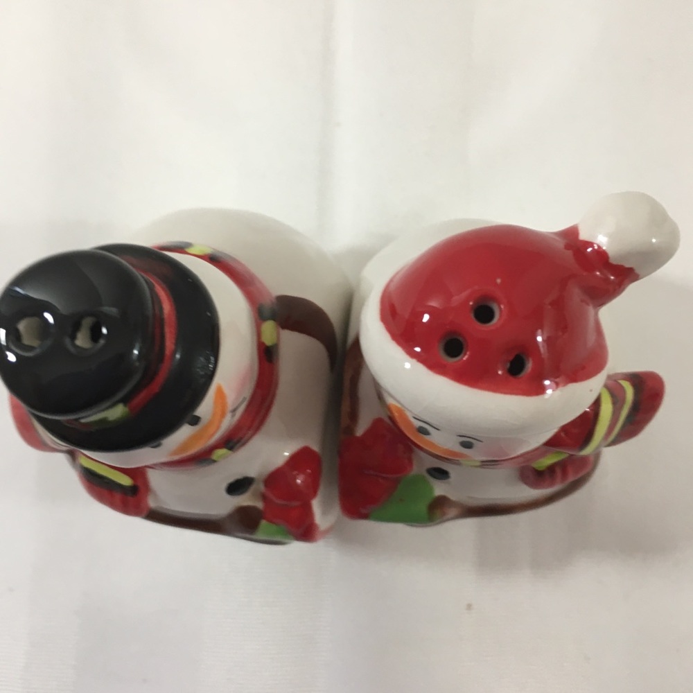 Snow man salt and pepper shakers. Mr and Mrs vintage. No chips or cracks 4” - Picture 6 of 7